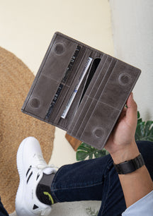 Kuyt Magnetic Phone Compartment Leather Wallet